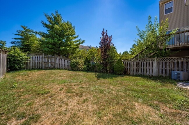 Building Photo - Fantastic End Unit Townhouse For Lease