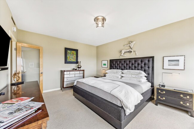 Building Photo - 2701 Westheimer Rd