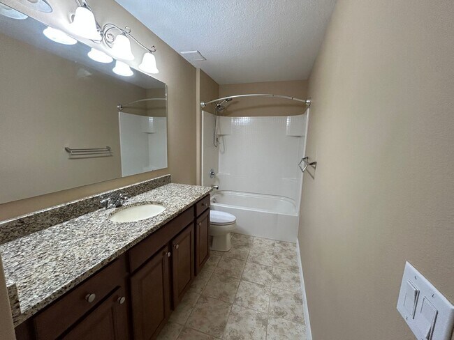 Building Photo - Available Mid May! Spacious 4/2 Single Fam...