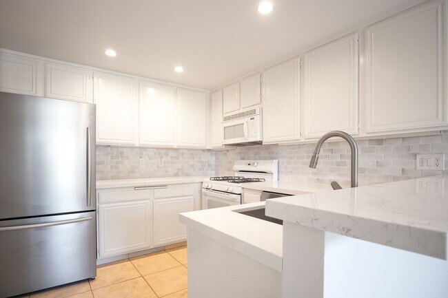 Building Photo - Harborwalk Marina Villa | 3 Bed, 2.5 Bath | Channel Islands Harbor | Beach Close