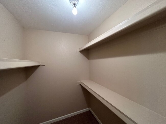 Building Photo - Spacious 1 bedroom/1 bath