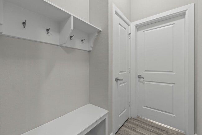 Building Photo - Come visit this beautiful home in the gate...