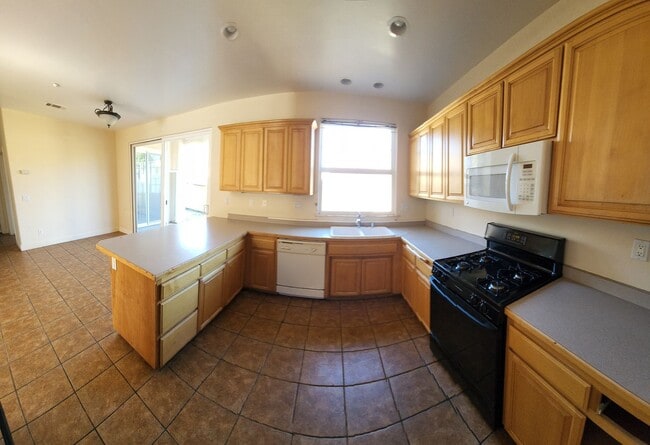 Building Photo - Super close to Poly- Approx. 1000 feet fro...