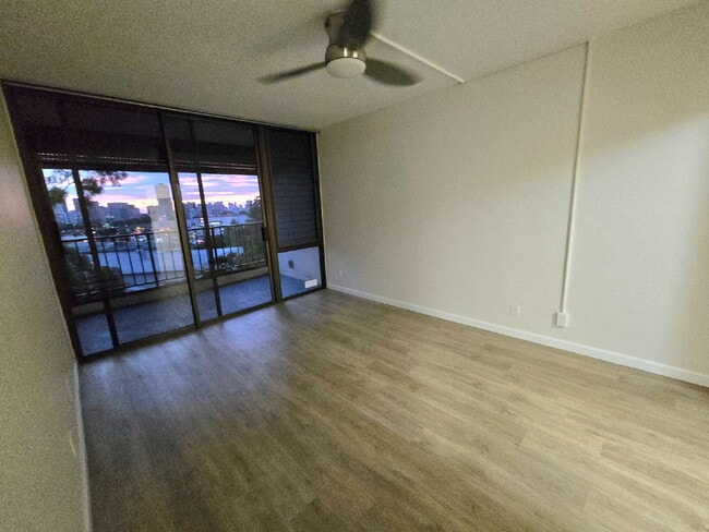 Building Photo - Renovated 2br, 2ba, 2pkg - Regency Park with Views!