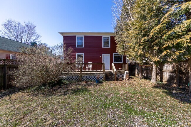 Building Photo - Walk to Main Street Restaurants and Downtown! Charming home, just like grandma's house!