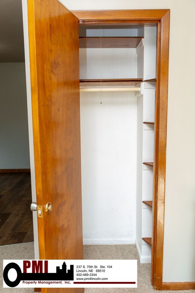Building Photo - 2 Bedroom and 1.5 Bathroom Apartment Avail...