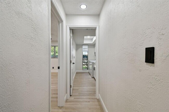 Building Photo - 970 Rolling Hills Dr