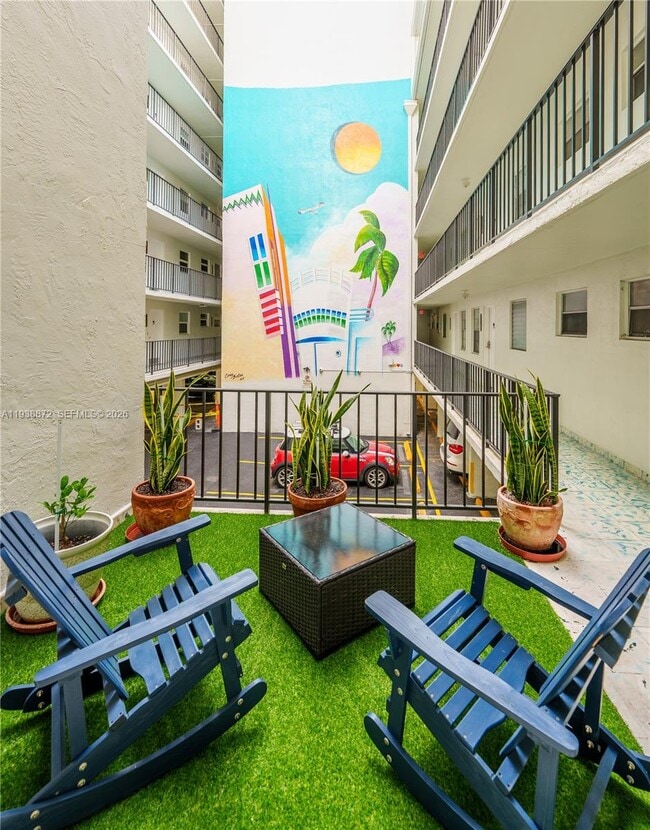 Building Photo - 720 Collins Ave