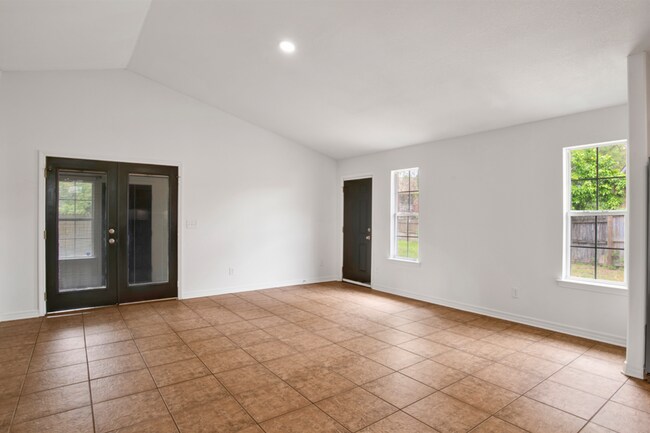 Building Photo - 3 Bedroom Scenic Heights Home