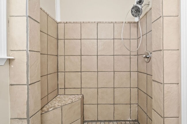 Building Photo - Spacious 3-Bedroom, 2-Bath Rental with Gar...