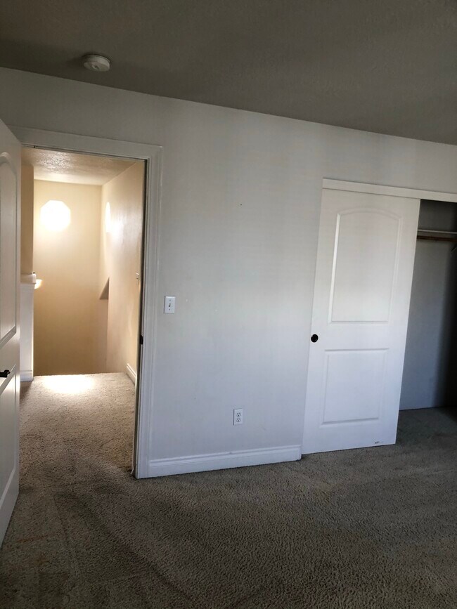 Building Photo - 813 Solano Cir