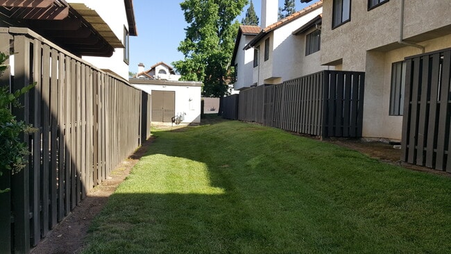 Building Photo - 2 Bed/2.5 Bath Townhouse w/2 Car Attached ...