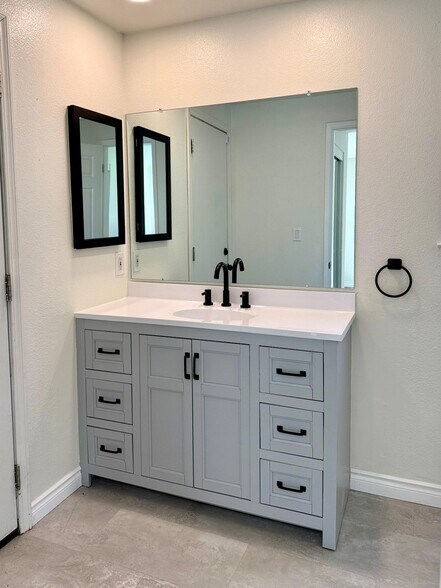 Building Photo - 251 E Heather St