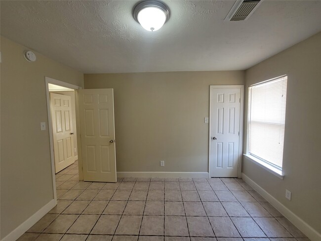 Building Photo - 6207 Pleasant Stream Dr