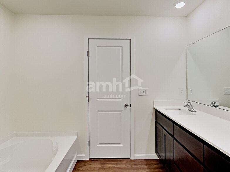 Building Photo - 2323 NW Matteo Dr