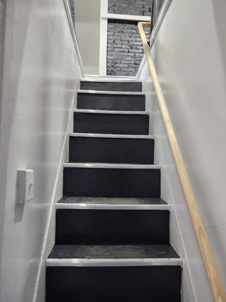 Building Photo - 16 3rd St