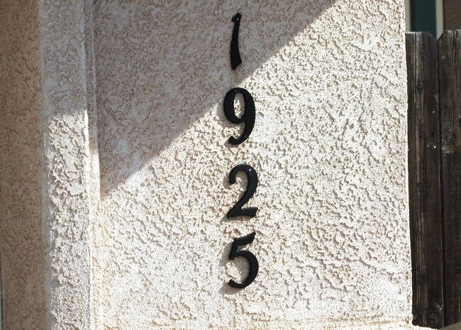 Building Photo - 3+2 Stylish, Move-In Ready Home with New Flooring and Fresh Interior