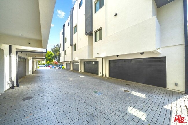 Building Photo - 497 N St Andrews Pl