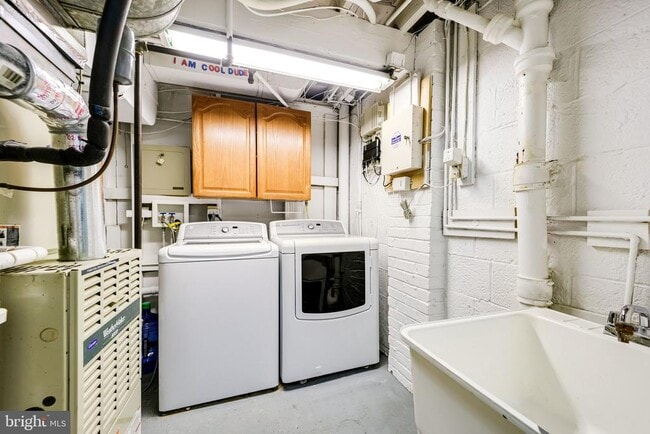 Building Photo - 4038 Maple St