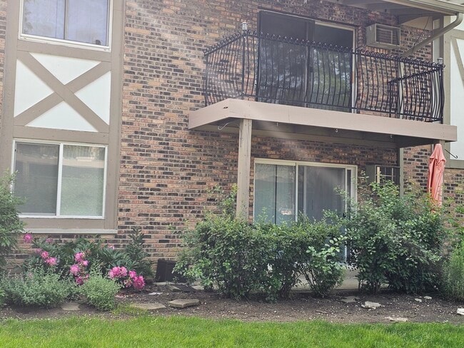 Building Photo - 9S120 Lake Dr