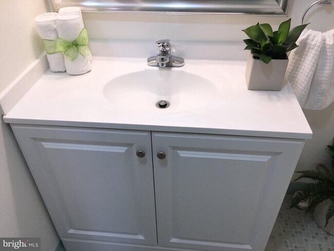 Building Photo - 5929 Quantrell Ave