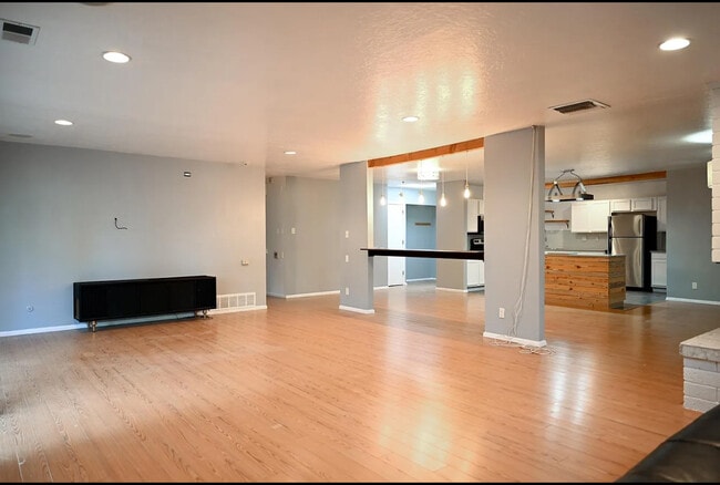 Building Photo - 7106 Shoshone Rd NE