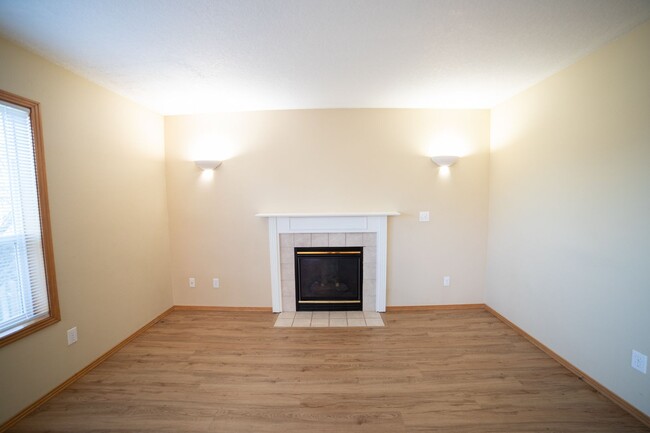 Building Photo - Spacious Home, Minutes from Local Parks an...