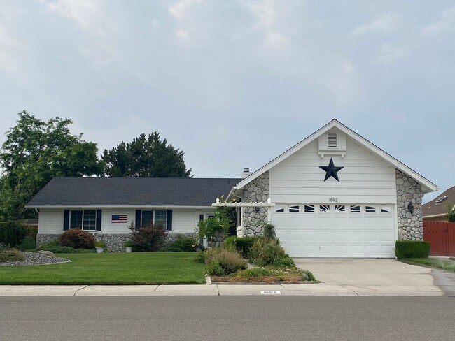 Building Photo - 4/3/2 Beautiful Home in Minden