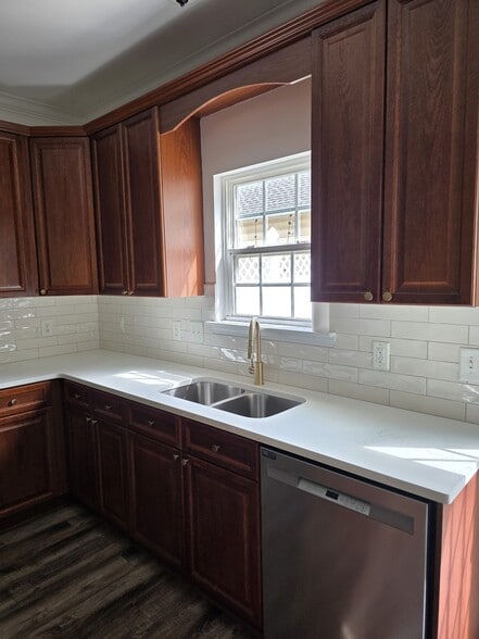 Building Photo - 7025 Sunnywood Dr