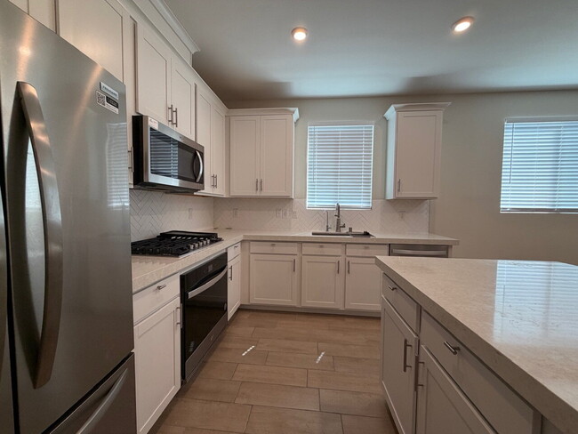 Building Photo - GORGEOUS 4 BED 3 BATH 2 CAR GARAGE SINGLE FAMILY HOME W/ LOFT, VAULTED ENTRYWAY, BACKYARD, AND BE...