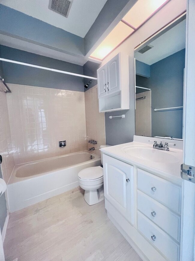 Building Photo - Perfect Nestled Condo Call Now!