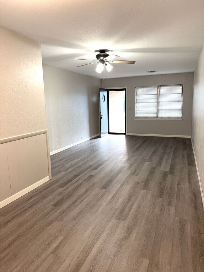 Building Photo - Beautifully Updated 3 bedroom 1 bath