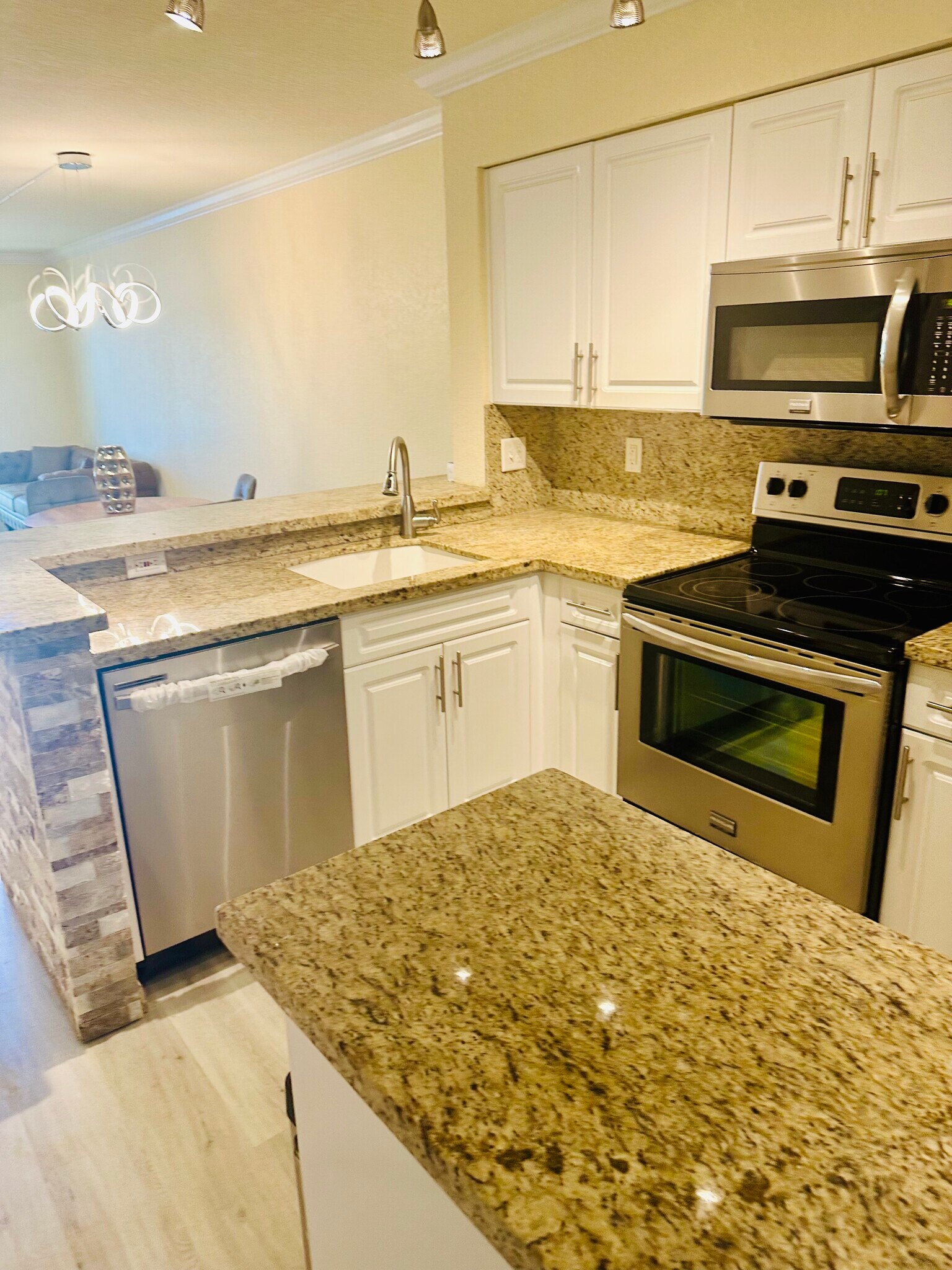 Building Photo - 2104 S Cypress Bend Dr