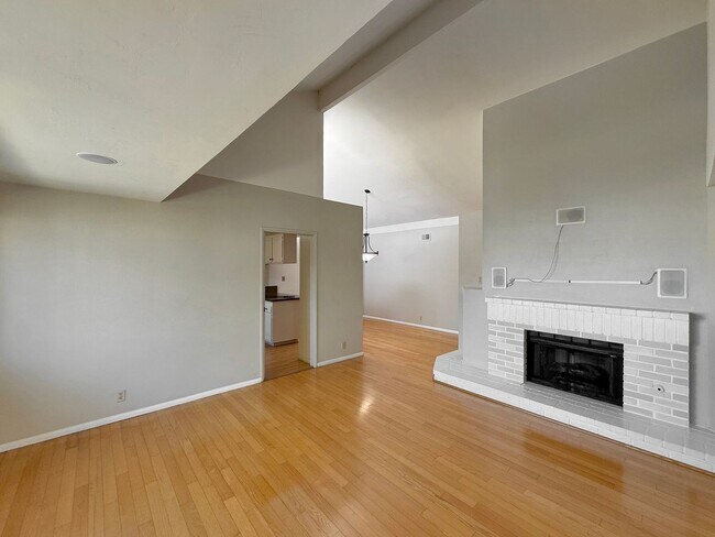 Building Photo - SD: Bright 2BD/2BA Condo in Vista with Community Pool, Private Patio & In-Unit Laundry