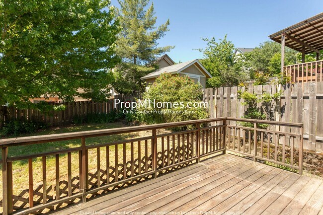 Building Photo - Bull Mountain Three Bedroom Home!