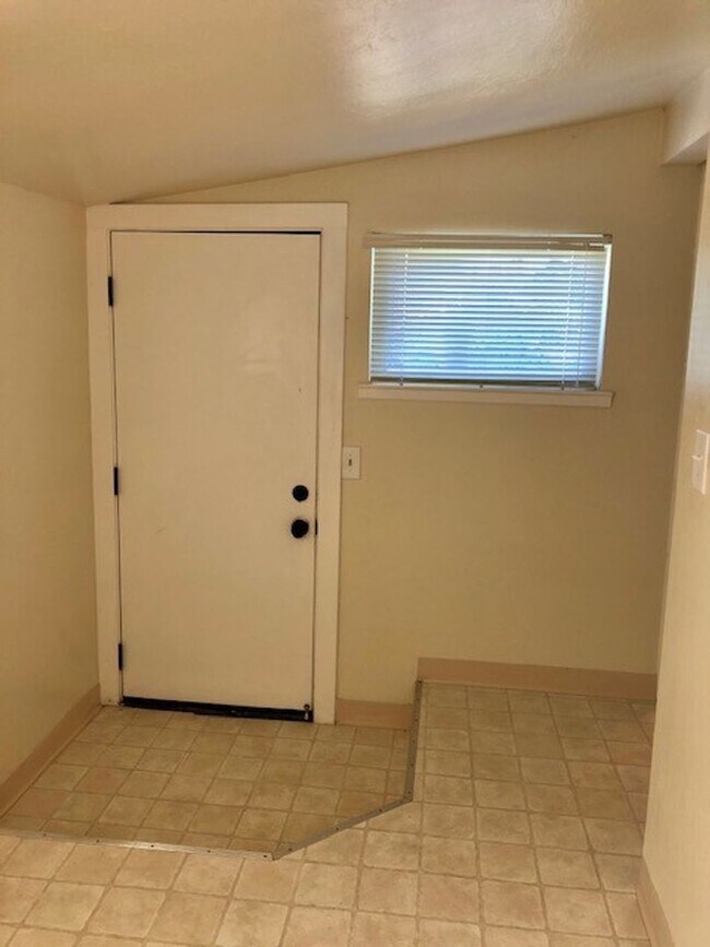 Building Photo - Charming 2 bedroom, 1.5 bath home in Old Folsom near Sutter Street