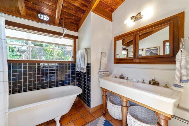 Building Photo - Beautiful Lincoln Heights Retreat W/ Chef’s Kitchen & Expansive Deck