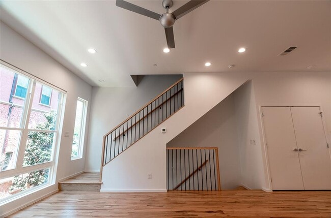 Building Photo - 5931 Ross Ave