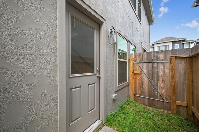 Building Photo - 11911 Briarwood Hill Way
