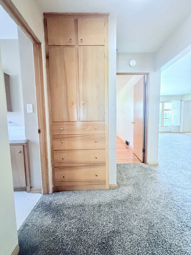 Building Photo - 4-Bed House in Cedar Falls