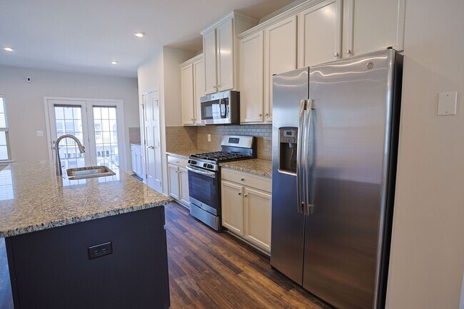 Building Photo - Welcome home to this move-in ready end uni...