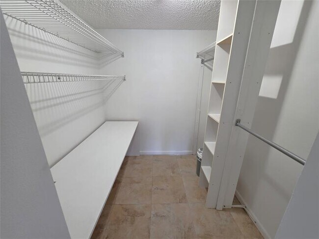 Building Photo - 2320 S Cypress Bend Dr
