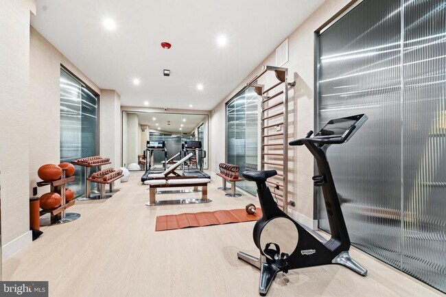 Building Photo - 2121 Ward Pl NW