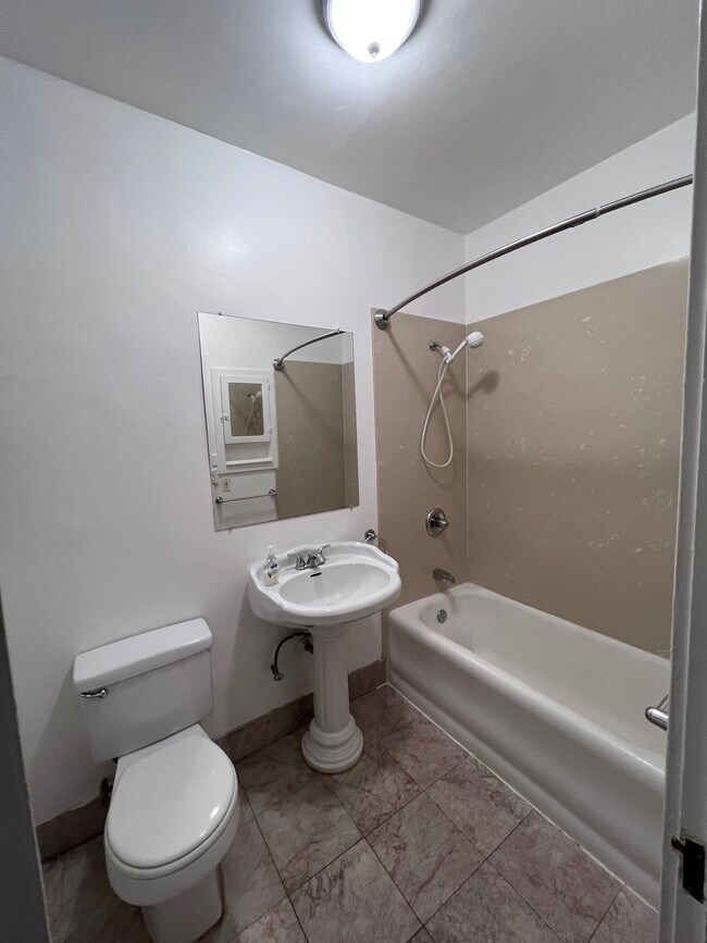 Building Photo - 476 Weldon Ave