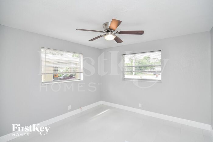 Building Photo - 2118 SW 31st Ave