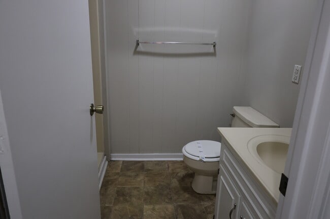 Building Photo - 104 Catherine Ave