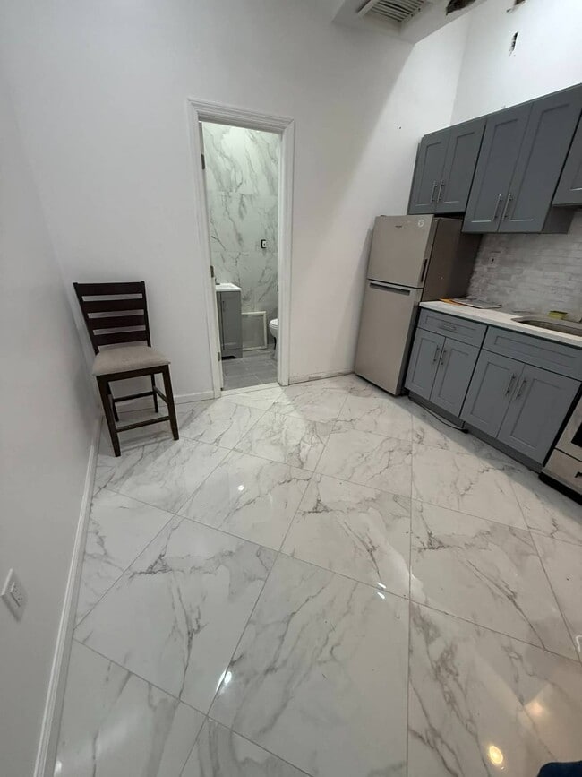 Building Photo - 246-04 Jericho Tpke