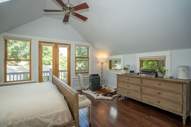 Building Photo - Charming 2-Bed, 2-Bath Loft Home in Old To...