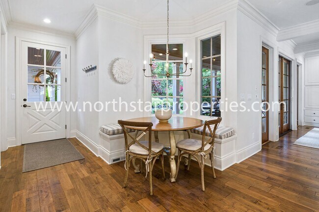 Building Photo - Custom Built Lake Oswego Home Near Lakerid...