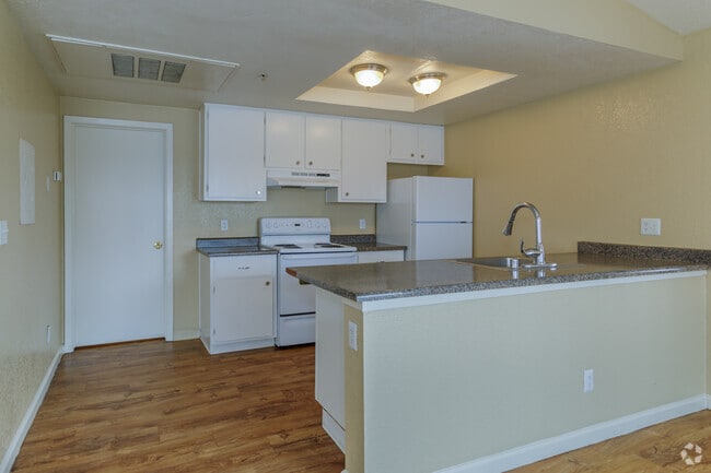 2BR, 2BA - 820SF - The Edge